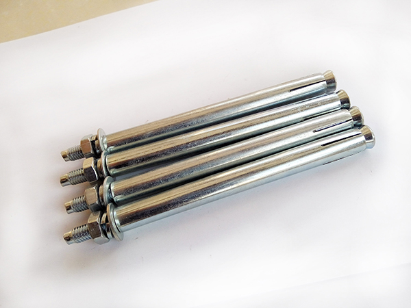 Expansive bolt